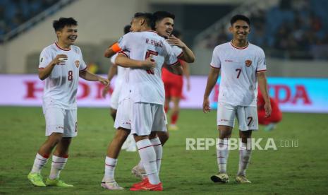 Pemain Timnas Indonesia melakukan selebrasi seusai mengalahkan Vietnam pada pertandingan kualifikasi Piala Dunia FIFA 2026 di Hanoi, Vietnam, Selasa (26/3/2024). Indonesia berhasil mengalahkan Vietnam dengan skor 3-0. Gol untuk Indonesia dicetak oleh Jay Idzes di menit ke-9, Ragnar Oratmangoen menit ke-23 dan Ramadhan Sananta di menit ke-98.