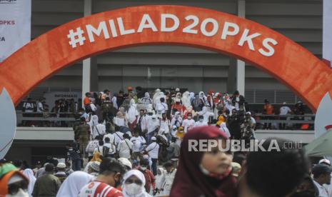 Sejumlah simpatisan PKS saat menghadiri Milad ke-20 PKS di Istora Senayan, Jakarta, Ahad (29/5/2022). Milad ke-20 PKS yang dihadiri oleh ribuan anggota simpatisan PKS, ketua umum partai dan tokoh-tokoh nasional itu bertemakan Kolaborasi Melayani Indonesia. Republika/Putra M. Akbar