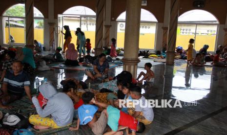 Sejumlah warga korban banjir mengungsi di dalam masjid di Medan Labuhan, Medan, Sumatera Utara, Kamis (28/11/2024). BPBD Kota Medan mencatat sebanyak 794 rumah warga atau 959 kepala keluarga terdampak banjir akibat curah hujan yang tinggi dan sungai yang meluap. 