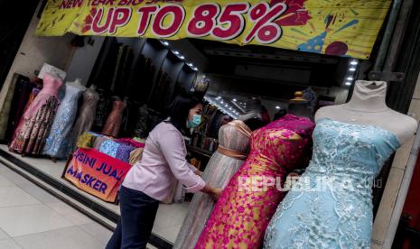 Pekerja saat beraktivitas di kawasan Pasar Baru, Jakarta, Selasa (9/6). Dalam masa pembatasan sosial berskala besar (PSBB) transisi, sejumlah toko di kawasan Pasar Baru sudah kembali dibuka dengan menerapkan protokol kesehatan menjelang era normal baru