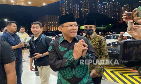 Plt Ketua Umum PPP, Mardiono menghadiri acara halal bihalal Partai Golkar. Pengamat menilai petinggi PP hadiri halal bihalal Golkar tanda akan gabung koalisi.