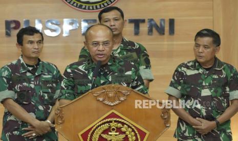 Juru bicara militer Indonesia Laksamana Muda Julius Widjojono (tengah), berbicara kepada wartawan saat konferensi pers di markas besar militer Indonesia di Jakarta, Indonesia, Ahad, (16/4/2023).