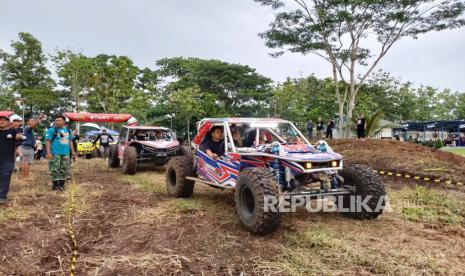 Sejumlah kendaraan jip berjalan di Area Driving Golf Lanud Wiriadinata, Kota Tasikmalaya, Jumat (29/12/2023) sore. Pemkot Tasikmalaya membuka destinasi wisata off road di tengah kota. 