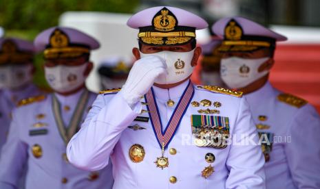 Kepala Staf Angkatan Laut (KSAL) Laksamana TNI Yudo Margono (tengah) merapikan maskernya usai upacara peringatan HUT ke-75 TNI AL di Lapangan Bendera Gedung Utama RE. Martadinata Mabesal, Cilangkap, Jakarta, Kamis (10/9/2020). HUT ke-75 TNI AL bertemakan Dengan Semangat Jalasveva Jayamahe Kita Siap Mewujudkan TNI Angkatan Laut Yang Profesional, Modern, Dan Tangguh Guna Mendukung Indonesia Maju. 