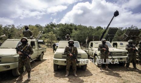 Pejuang Hizbullah Lebanon latihan tempur di Aaramta Distrik Jezzine Lebanon Selatan. Ketegangan semakin meningkat antara Hizbullah Lebanon dan Zionis Israel