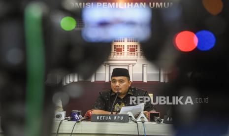 Ketua KPU Mochammad Afifuddin memberikan keterangan kepada wartawan terkait pelaksanaan Pilkada serentak 2024 di kantor KPU Pusat, Jakarta.