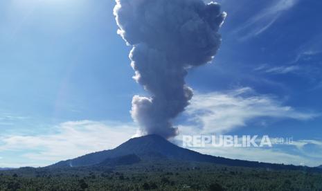 Gunung Ibu mengeluarkan abu vulkanik terlihat dari Desa Gam Ici Kabupaten Halmahera Barat, Maluku Utara, Senin (13/5/2024). Pusat Vulkanologi dan Mitigasi Bencana Geologi (PVMBG) merekam aktivitas erupsi yang menghasilkan kolom abu setinggi lima kilometer dari puncak Gunung Ibu pada Rabu (13/5) pukul 09:12 WIT dengan intensitas tebal condong ke arah barat dengan amplitudo maksimum 28 mm dan durasi 5 menit 6 detik.  