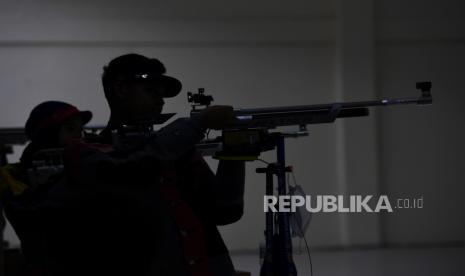 Siluet pasangan atlet menembak Jawa Barat Fathur Gustafian (kanan) dan Citra Dewi Resti (kiri) ketika bertanding melawan pasangan Jawa Barat Ipung Saeful Tammammie dan Audrey Zahra Dhiyaanisa  pada final nomor 10 Meter Air Rifle Mixed Team PON Papua di Lapangan Tembak Indoor Kampung Harapan, Sentani, Kabupaten Jayapura, Papua, Kamis (7/10/2021). Pasangan atlet Jawa Barat Fathur Gustafian dan Citra Dewi Resti berhasil meraih medali emas diikuti pasangan Jawa Barat lainnya Ipung Saeful Tammammie dan Audrey Zahra Dhiyaanisa meraih medali perak dan pasangan atlet DKI Jakarta Raditya Nur Pradana dan Masayyu Putri Fadillah meraih medali perunggu. 