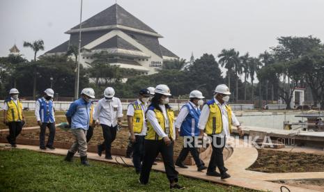 Menteri PUPR Basuki Hadimuljono (kanan) saat meninjau proyek revitalisasi Taman Mini Indonesia Indah (TMI) di Jakarta, Selasa (12/7/2022). Kunjungan tersebut untuk melihat langsung progres revitalisasi TMII yang dipersiapkan untuk KTT G20.