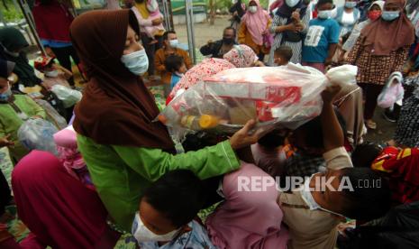 Sejumlah murid TK menyetorkan sampah plastik ke guru di Sekolah Alam Sakila Kerti, obyek wisata Pantai Alam Indah, Tegal, Jawa Tengah, Jumat (12/11/2021). Sekolah alam tersebut memberlakukan pembayaran iuran setiap hari Jumat menggunakan sampah plastik sebagai upaya membantu masyarakat dan menekan jumlah sampah plastik di daerah itu. 