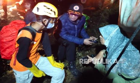 Tim Rumah Zakat Action ikut membantu penanganan bencana erupsi Gunung Marapi di Sumatera Barat, Senin (4/12/2023). Tim Rumah Zakat Action menurunkan 7 orang relawan dan melakukan upaya koordinasi serta membuka layanan Pos Hangat di Posko Pencarian dan Pertolongan. Selain membuka layanan pos hangat untuk petugas dan potensi SAR Relwan Rumah Zakat Action juga ikut terlibat dalam operasi SAR serta menurunkan 1 unit ambulance untuk mendukung upaya evakuasi dan pertolongan terhadap korban pendaki yang masih terjebak di Gunung Marapi.