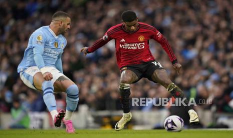 Bek Manchester City Kyle Walker (kiri).