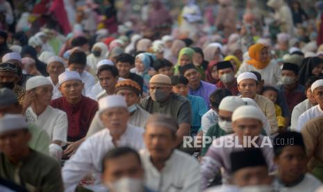 Umat Islam menunaikan Shalat Id (ilustrasi). Pemerintah Kota Surabaya menyatakan pelaksanaan Sholat Idul Fitri 1444 Hijriyah di Taman Surya, Balai Kota Surabaya, masih menunggu keputusan sidang isbat.