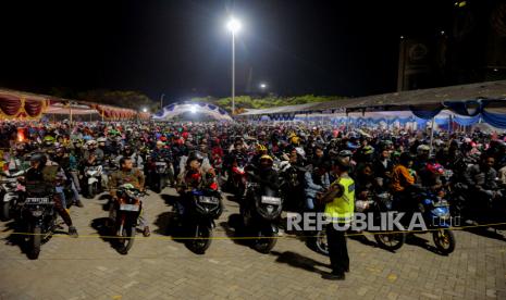 Pemudik motor antre sebelum menaiki kapal di Pelabuhan Ciwandan, Cilegon, Banten, Rabu (19/4/2023) dini hari. Peningkatan jumlah pemudik motor pada Rabu (19/4) dini hari terjadi di Pelabuhan Ciwandan. Sejunlah pemudik mulai memadati area pelabuhan sekitar pukul 00.00 WIB. Sementara berdasarkan data dari Pelindo, sebanyak 12.657 unit sepeda motor yang menyeberang dari Pelabuhan Ciwandan menuju Sumatera sejak sabtu (15/4) hingga Selasa (18/4) sore. Puncak arus mudik di Pelabuhan Ciwandan diprediksi terjadi pada hari ini Rabu (19/4).