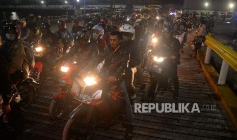 Ribuan pemudik sepeda motor mengantri memasuki kapal di Pelabuhan Merak ,Banten, Rabu (12/6).