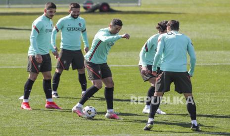 Pemain tim sepak bola Portugal Cristiano Ronaldo beraksi selama sesi latihan di pusat pelatihan Juventus di Turin, Italia, 23 Maret 2021. Portugal akan menghadapi Azerbaijan dalam pertandingan sepak bola Grup A kualifikasi Piala Dunia FIFA 2022 pada 24 Maret 2021.