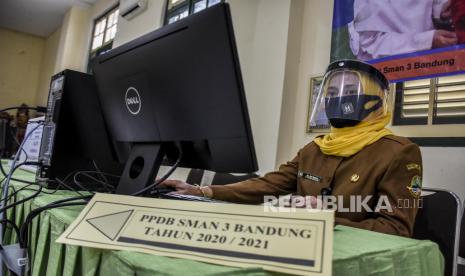 [Ilustrasi] Panitia memeriksa proses Penerimaan Peserta Didik Baru (PPDB) secara daring.