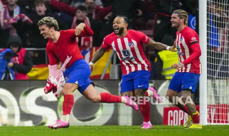 Pemain Atletico Madrid Antoine Griezmann melakukan selebrasi seusai mencetak gol ke gawang Real Madrid dalam pertandingan sepak bola babak 16 besar Copa del Rey di Stadion Metropolitano, Jumat (19/1/2024) pagi WIB. Atletico menang dengan skor 4-2 sekaligus maju ke babak perempat final.