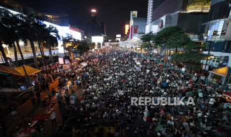  Pengunjuk rasa anti-pemerintah Thailand berkumpul selama unjuk rasa menentang keadaan darurat di distrik perbelanjaan Ratchaprasong di Bangkok, Thailand, 15 Oktober 2020. Para pemimpin pro-demokrasi dan dua puluh demonstran ditangkap untuk mengakhiri protes anti-pemerintah yang mengepung rumah pemerintah setelah Perdana Menteri Thailand Prayut Chan-o-cha mengumumkan keadaan darurat di Bangkok untuk memadamkan protes massa yang menyerukan pengunduran diri Perdana Menteri Thailand Prayut Chan-o-cha, penulisan ulang konstitusi baru dan reformasi monarki.