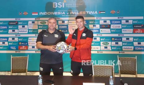 Pelatih Timnas Palestina, Makrem Dobboub dan Penyerang Timnas Palestina Tamer Seyam memberikan keterangan pers terkait persiapan pertandingan FIFA matchday melawan Indonesia di Hotel Vasa Surabaya, Selasa (13/6/2023).