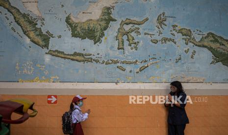 Suku Dinas Pendidikan Jakarta Barat II menyebutkan pembelajaran tatap muka (PTM) ratusan sekolah yang rencananya digelar pada Senin (27/9) ini diundur menjadi Rabu (29/9)