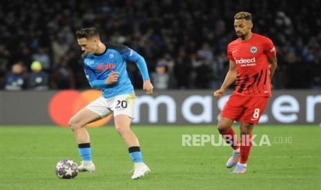 Bintang Napoli Piotr Zielinski (kiri). 