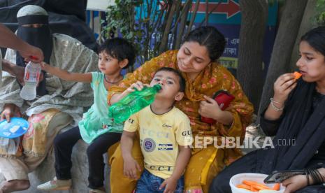 Praktisi Kesehatan Masyarakat dr Ngabila Salama mengatakan terdapat sejumlah kiat yang dapat masyarakat terapkan guna terhindar dari dehidrasi hingga heat stroke (serangan panas) saat cuaca panas.