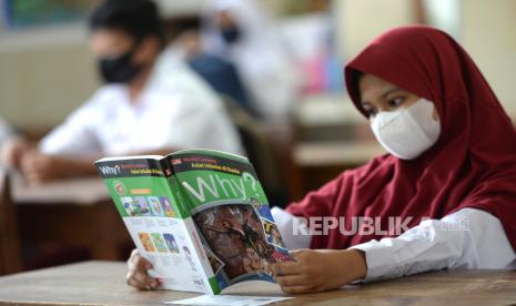 Siswa mengikuti ujicoba pembelajaran tatap muka di SDN Lempuyangwangi, Yogyakarta, Rabu (28/4). Pemkot Yogyakarta menggelar ujicoba pembelajaran tatap muka di lima SD dan lima SMP. Periode ujicoba mulai 28 April hingga 7 Mei dan kelas yang ikut sangat dibatasi. Untuk SMP yang mengikuti PTM kelas VII dan VIII, sedangkan SD kelas IV dan V.