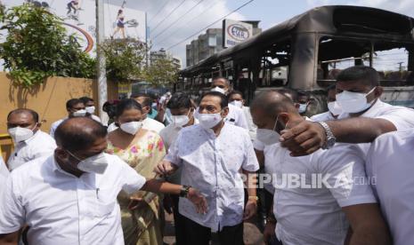 Perdana Menteri Sri Lanka Mahinda Rajapaksa tiba di kediaman pribadi presiden Sri Lanka Gotabaya Rajapksa menyusul bentrokan semalam di Kolombo, Sri Lanka, Jumat, 1 April 2022.