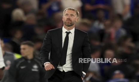 Graham Potter menonton pertandingan sepak bola Liga Champions antara Chelsea dan Red Bull Salzburg di Stamford Bridge di London, Inggris, di London, Inggris, Rabu, 14 September 2022. Chelsea telah memecat manajer Graham Potter dengan klub mendekam di tengah klasemen Premier League meski menghabiskan lebih dari $600 juta untuk membeli pemain di dua jendela transfer terakhir. Tim mengumumkan kepergian Potter pada Ahad, 2 April 2023.