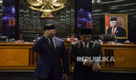 Gubernur DKI Jakarta Anies Baswedan (kiri) dan Wakil Gubernur DKI Jakarta Ahmad Riza Patria usai menghadiri sidang paripurna di Gedung DPRD DKI Jakarta, Selasa (13/9/2022). DPRD DKI Jakarta menggelar rapat paripurna pengumuman masa akhir kepemimpinan Gubernur DKI Jakarta Anies Baswedan dan Wakil Gubernur DKI Jakarta Ahmad Riza Patria 30 hari sebelum masa tugas berakhir. Republika/Putra M. Akbar