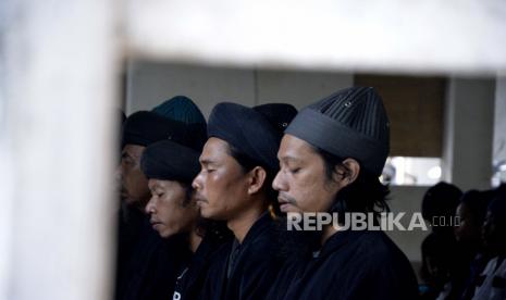 Jamaah An Nadzir melaksanakan sholat ashar di Kampung Butta Ejayya, Kecamatan Bontomarannu, Kabupaten Gowa, Sulawesi Selatan, Rabu (22/4/2020). Jamaah An-Nadzir Gowa Mulai Puasa Ramadhan Besok