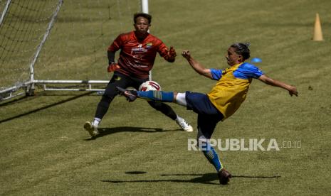 Gelandang Persib Bandung Kim Kurniawan (kanan).