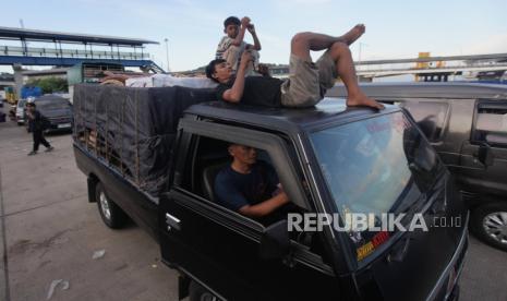 Pemudik tidur diatas mobilnya saat mengantre memasuki kapal ferry. Masyarakat diingatkan tak menggunakan mobil bak terbuka untuk mengangkut pemudik.