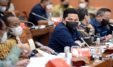 Menteri Badan Usaha Milik Negara (BUMN) Erick Thohir mengikuti rapat kerja dengan Komisi VI DPR di Kompleks Parlemen, Senayan, Jakarta, Rabu (22/9). Rapat kerja tersebut membahas terkait penyesuaian Rencana Kerja Anggaran 2022 Kementerian atau Lembaga sesuai hasil pembahasan Badan Anggaran DPR.Prayogi/Republika.