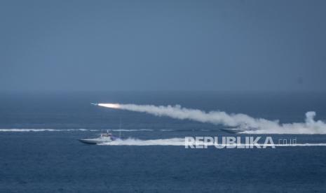  Foto selebaran yang disediakan oleh situs web Islamic Revolutionary Guard Corps (IRGC); Berita Sepah menunjukkan, militer Iran menembakkan rudal yang menargetkan tiruan kapal induk AS di Selat Hormuz yang strategis, selatan Iran, 28 Juli 2020. Media melaporkan bahwa Iran mengadakan pertandingan perang di Selat Hormuz di tengah meningkatnya ketegangan antara Iran dan AS.