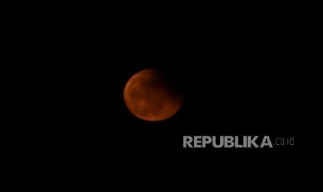  Pengertian Syaban dan Nisfu Syaban Secara Bahasa. Foto:   Pemandangan umum gerhana bulan, terlihat di Bangalore, India, 08 November 2022. Bulan purnama pada jarak terdekatnya dengan bumi dengan bulan tampak lebih besar dari biasanya.