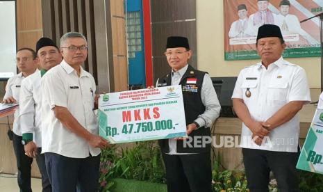 Pemkab bersama Baznas Kabupaten Majalengka menyalurkan bantuan program Majalengka Pinter berupa insentif untuk guru honorer dan penjaga sekolah, Rabu (20/9/2023). 