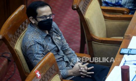 Mendikbudristek Nadiem Makarim mengikuti rapat kerja dengan Komisi X DPR di Kompleks Parlemen, Senayan, Jakarta, Rabu (19/1/2022). Rapat tersebut membahas evaluasi program kerja TA. 2021, persiapan program kerja TA. 2022, Tindak lanjut panja guru dan tenaga kependidikan honorer menjadi ASN, dan Pembahasan isu-isu strategis seperti Kurikulum, Pengangkatan Kepala Sekolah, Permendikbudristek Nomor 35 Tahun 2021, Pembelajaran Tatap Muka/PTM.Prayogi/Republika