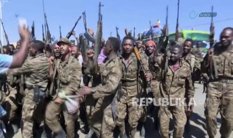  Gambar ini dibuat dari video tak bertanggal yang dirilis oleh Kantor Berita Ethiopia milik negara pada Senin, 16 November 2020 menunjukkan militer Ethiopia duduk di sebuah pengangkut personel lapis baja di sebelah bendera nasional, di jalan di daerah dekat perbatasan Tigray dan wilayah Amhara di Ethiopia. DK PBB serukan pertempuran di Ethiopia dihentikan.