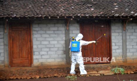 Tim Reaksi Cepat (TRC) BPBD Gunungkidul melakukan penyemprotan dekontaminasi bakteri aktraks di Dusun Jati, Semanu, Gunungkidul, Yogyakarta, Jumat (7/7/2023). Penyemprotan ini dilakukan untuk memutus rantai penularan penyakit antraks. Menurut Kemenkes, kasus antraks di Dusun Jati sudah bisa masuk kategori kejadian luar biasa (KLB). Karena sudah ada satu kematian suspek antraks, tetapi kewenangan KLB ada di Pemkab Gunungkidul.