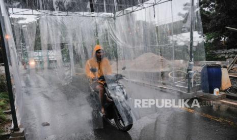 Ketua Tim Pakar Gugus Tugas Penanganan Percepatan Covid-19, Wiku Adisasmito tidak menyarankan penggunaan bilik disinfektan untuk manusia.