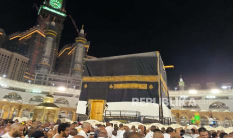 Di tengah proses penggantian kiswah Kabah di Masjidil Haram, Makkah, Arab Saudi pada Selasa (18/7/2023) malam bertepatan dengan awal dari tahun baru Islam pada 1 Muharram 1445 Hijriyah.