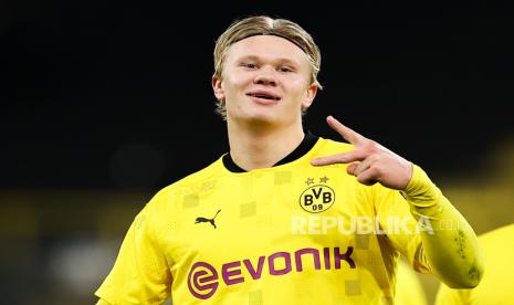  Erling Haaland dari Borussia Dortmund melakukan selebrasi setelah mencetak gol ketiga tim mereka selama pertandingan fase Grup F Liga Champions UEFA antara Borussia Dortmund dan Club Brugge KV di Signal Iduna Park di Dortmund, Jerman