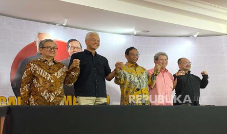 Pasangan calon nomor urut 3, Ganjar Pranowo-Mahfud MD menyampaikan sikapnya terkait pengumuman hasil pemilihan presiden (Pilpres) 2024 oleh Komisi Pemilihan Umum (KPU), di Posko Teuku Umar, Jakarta, Kamis (21/3/2024). 