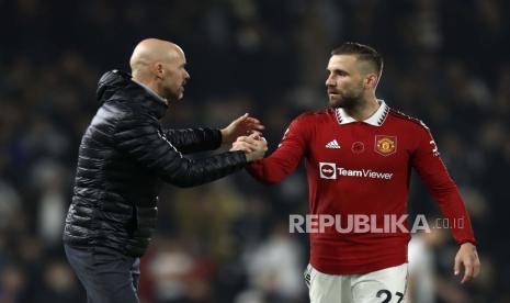  Pelatih kepala Manchester United Erik ten Hag, kiri, berjabat tangan dengan Luke Shaw dari Manchester United pada akhir pertandingan sepak bola Liga Inggris antara Fulham dan Manchester United di stadion Craven Cottage di London, Ahad, 13 November 2022.