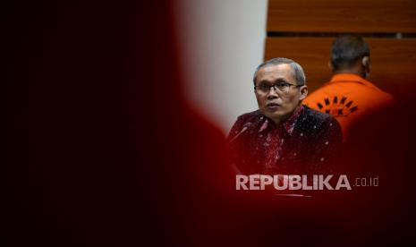 Wakil Ketua KPK Alexander Marwata (tengah)