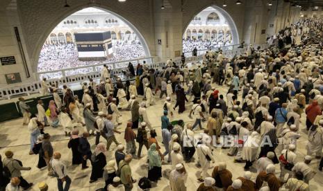 Umat Islam melaksanakan tawaf di Masjidil Haram, Makkah, Arab Saudi, Kamis (6/6/2024). Menjelang berakhirnya fase kedatangan jamaah calon haji (closing date) pada 10 Juni 2024 kondisi Masjidil Haram semakin padat oleh jamaah dari berbagai belahan dunia khususnya pada saat shalat lima waktu, PPIH Arab Saudi menghimbau jamaah Indonesia agar shalat fardu dan ibadah sunnah lainnya dapat dilakukan di mushala atau masjid di sekitar hotel.