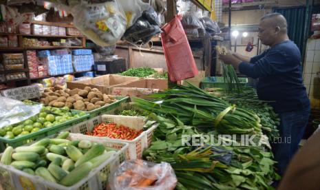 Pedagang sayuran melayani pembeli di Pasar Palmerah, Jakarta, Selasa (11/6/2024). 