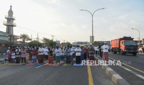 Protokol Kesehatan Bukan Penghalang Khusyuknya Sholat Id. Umat muslim menunaikan ibadah Shalat Idul Adha 1441 H di Masjid Jami Annur, Kranji, Bekasi, Jawa Barat, Jumat (31/7/2020). Umat muslim di kota Bekasi bebas melaksanakan shalat Idul Adha secara berjamaah di tengah pandemik COVID-19 dengan memperhatikan protokol kesehatan.